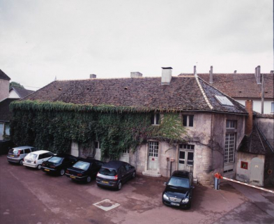 Bâtiment abritant la chapelle mortuaire, la buanderie, le lavoir et le séchoir (XIXe siècle), le long de la rue Triperie : élévation sur la 3e cour. © Région Bourgogne-Franche-Comté, Inventaire du patrimoine
