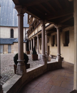 Angle des ailes sur cour : galerie basse. © Région Bourgogne-Franche-Comté, Inventaire du patrimoine