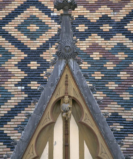 Grande aile sur cour : louvre de l'ancienne chambre Sainte-Catherine (ange sculpté par Adolphe Gleisse au début du XXe siècle). © Région Bourgogne-Franche-Comté, Inventaire du patrimoine