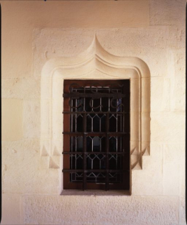 Tourelle d'escalier octogonale : détail, fenêtre sur la galerie haute. © Région Bourgogne-Franche-Comté, Inventaire du patrimoine