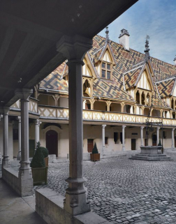 Vue de la cour depuis une galerie. © Région Bourgogne-Franche-Comté, Inventaire du patrimoine