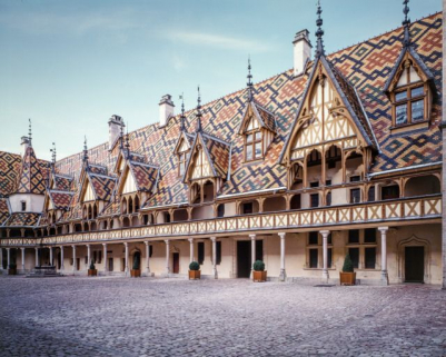 Grande aile sur cour, vue d'ensemble de trois quarts droit. © Région Bourgogne-Franche-Comté, Inventaire du patrimoine