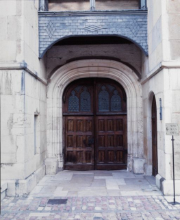 Vestibule d'entrée : détail, porte à deux vantaux (sur cour). © Région Bourgogne-Franche-Comté, Inventaire du patrimoine