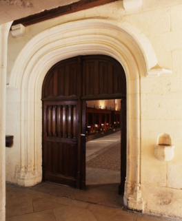 Vestibule d'entrée : porte d'entrée de la grande chambre des Pauvres. © Région Bourgogne-Franche-Comté, Inventaire du patrimoine