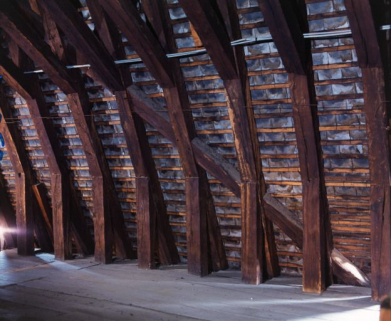 Grand corps de bâtiment : vue partielle de la charpente de la grande chambre des Pauvres. © Région Bourgogne-Franche-Comté, Inventaire du patrimoine