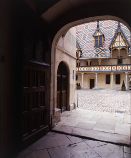 Extrémité du vestibule d'entrée, côté cour. © Région Bourgogne-Franche-Comté, Inventaire du patrimoine