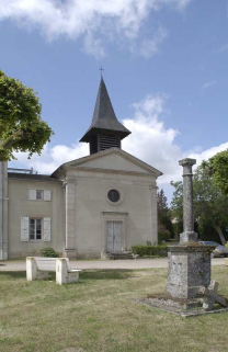 Façade antérieure de la chapelle et croix. © Région Bourgogne-Franche-Comté, Inventaire du patrimoine