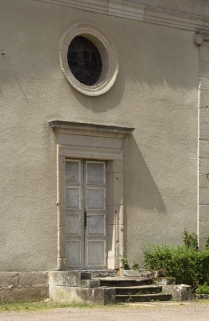 Porte de la chapelle surmontée d'un oculus. © Région Bourgogne-Franche-Comté, Inventaire du patrimoine