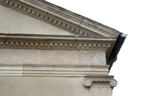 Chapelle : détail du fronton et de l'entablement. © Région Bourgogne-Franche-Comté, Inventaire du patrimoine