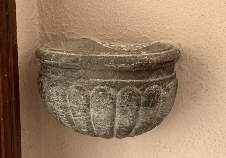 Bénitier dans le vestibule. © Région Bourgogne-Franche-Comté, Inventaire du patrimoine