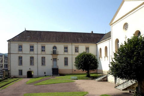 Aile gauche et bâtiment principal. © Région Bourgogne-Franche-Comté, Inventaire du patrimoine