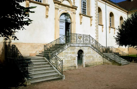 Perron et escalier donnant accès à la chapelle. © Région Bourgogne-Franche-Comté, Inventaire du patrimoine