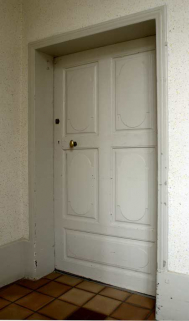 Porte d'entrée du laboratoire (aile gauche, premier étage). © Région Bourgogne-Franche-Comté, Inventaire du patrimoine