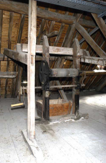 Grenier de l'aile gauche, instrument de levage du linge à sécher. © Région Bourgogne-Franche-Comté, Inventaire du patrimoine