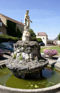 Bassin et statue de la Vierge dans le jardin. © Région Bourgogne-Franche-Comté, Inventaire du patrimoine