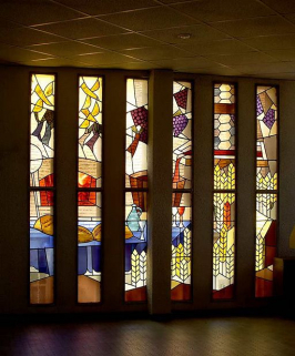 Chapelle actuelle, vitraux contemporains. © Région Bourgogne-Franche-Comté, Inventaire du patrimoine