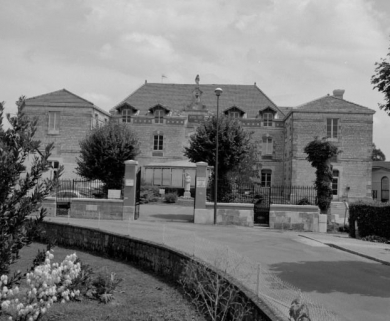 Façade antérieure : vue d'ensemble depuis la rue. © Région Bourgogne-Franche-Comté, Inventaire du patrimoine
