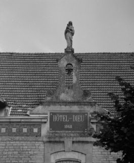 Façade antérieure, détail du fronton avec cloche et statue. © Région Bourgogne-Franche-Comté, Inventaire du patrimoine