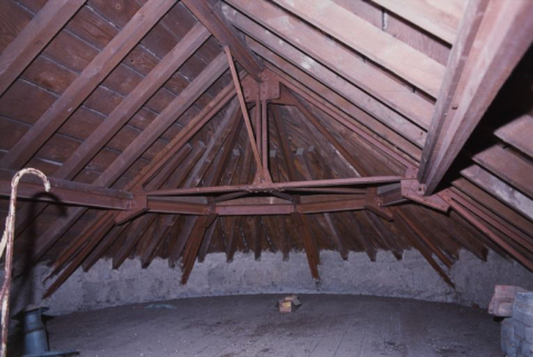 Combles : structure métallique et tuiles plates mécaniques de Saint-Romain. © Région Bourgogne-Franche-Comté, Inventaire du patrimoine