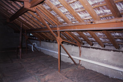 Combles : structure métallique et tuiles plates mécaniques de Saint-Romain. © Région Bourgogne-Franche-Comté, Inventaire du patrimoine