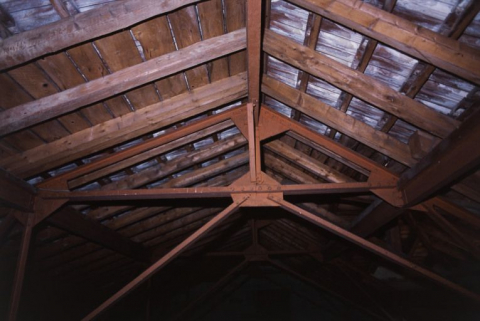 Combles : structure métallique et tuiles plates mécaniques de Saint-Romain. © Région Bourgogne-Franche-Comté, Inventaire du patrimoine