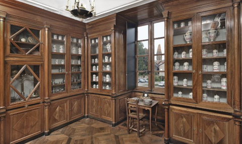 Apothicairerie, vue des panneaux encadrant la fenêtre. © Région Bourgogne-Franche-Comté, Inventaire du patrimoine