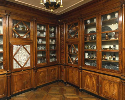 Apothicairerie, panneaux antérieur et droit. © Région Bourgogne-Franche-Comté, Inventaire du patrimoine