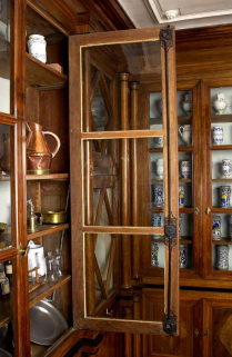 Apothicairerie, détail du mécanisme de serrure d'une vitrine. © Région Bourgogne-Franche-Comté, Inventaire du patrimoine