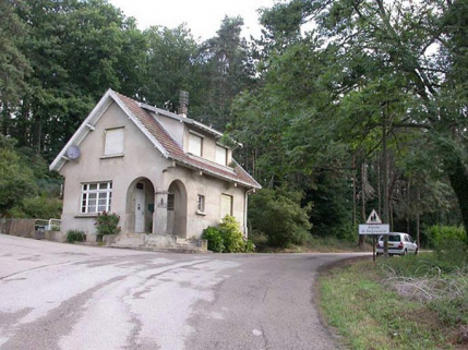 Route d'accès et logement de fonction. © Région Bourgogne-Franche-Comté, Inventaire du patrimoine
