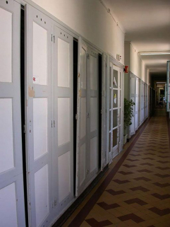 Aile des soins : vue des placards du grand couloir. © Région Bourgogne-Franche-Comté, Inventaire du patrimoine