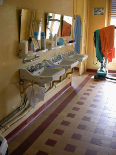 Aile des soins : vue d'un bloc sanitaire. © Région Bourgogne-Franche-Comté, Inventaire du patrimoine