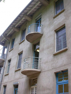 Aile des soins médicaux, façade postérieure : détail des balcons. © Région Bourgogne-Franche-Comté, Inventaire du patrimoine