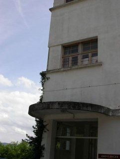 Aile des soins médicaux : détail de l'auvent et d'une fenêtre. © Région Bourgogne-Franche-Comté, Inventaire du patrimoine