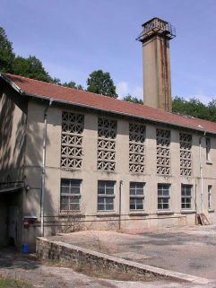 Vue d'ensemble de la chaufferie et des ateliers : claustra en béton. © Région Bourgogne-Franche-Comté, Inventaire du patrimoine