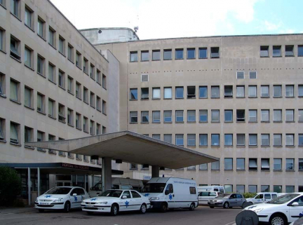 Entrée principale de l'hôpital et son auvent. © Région Bourgogne-Franche-Comté, Inventaire du patrimoine
