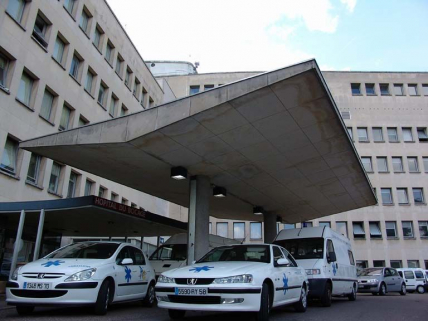Entrée principale de l'hôpital et son auvent, vue en contre-plongée. © Région Bourgogne-Franche-Comté, Inventaire du patrimoine