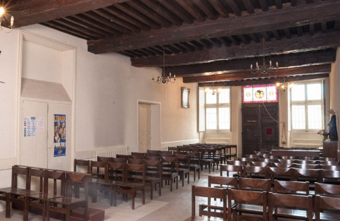 Corps de bâtiment principal : salle des hommes devenue chapelle (vue depuis le choeur). © Région Bourgogne-Franche-Comté, Inventaire du patrimoine
