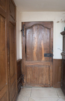 Corps de bâtiment principal : deuxième pièce latérale gauche, devenue sacristie (détail : porte antérieure). © Région Bourgogne-Franche-Comté, Inventaire du patrimoine