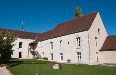 Vue d'ensemble des bâtiments à l'angle nord du jardin : bâtiment de l'apothicairerie et ancien bûcher transformé en "salle d'asile". © Région Bourgogne-Franche-Comté, Inventaire du patrimoine