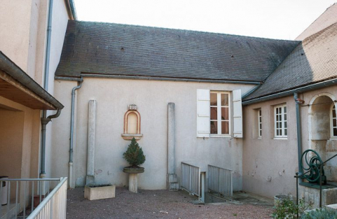 Corps de bâtiment transversal : élévation sur la cour principale. © Région Bourgogne-Franche-Comté, Inventaire du patrimoine