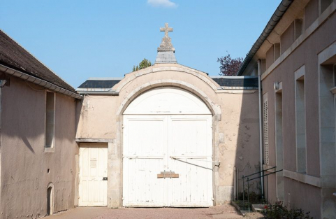 Cour principale : portail à porte cochère et porte piétonne (vue prise depuis la cour). © Région Bourgogne-Franche-Comté, Inventaire du patrimoine