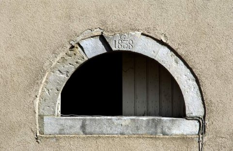 Corps de bâtiment à gauche de la cour principale : date gravée (mur pignon sud). © Région Bourgogne-Franche-Comté, Inventaire du patrimoine