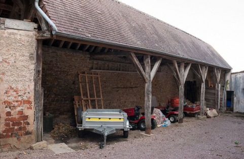Cour latérale gauche : hangar. © Région Bourgogne-Franche-Comté, Inventaire du patrimoine