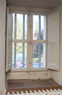 Corps de bâtiment principal : première pièce latérale gauche (détail : fenêtre à volets intérieurs). © Région Bourgogne-Franche-Comté, Inventaire du patrimoine