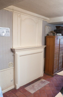 Corps de bâtiment principal : première pièce latérale gauche (détail : cheminée). © Région Bourgogne-Franche-Comté, Inventaire du patrimoine