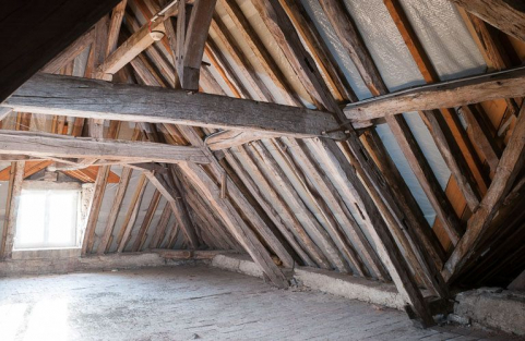 Corps de bâtiment principal : charpente (au-dessus de l'ancienne salle des femmes). © Région Bourgogne-Franche-Comté, Inventaire du patrimoine