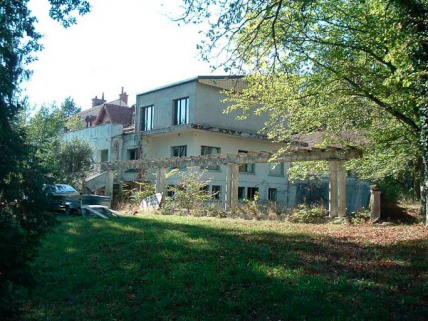 Vue d'ensemble de la façade antérieure, avec pergola au premier plan. © Région Bourgogne-Franche-Comté, Inventaire du patrimoine