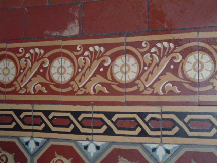 Vue de détail de la frise extérieure du carrelage en ciment, rez-de-chaussée. © Région Bourgogne-Franche-Comté, Inventaire du patrimoine