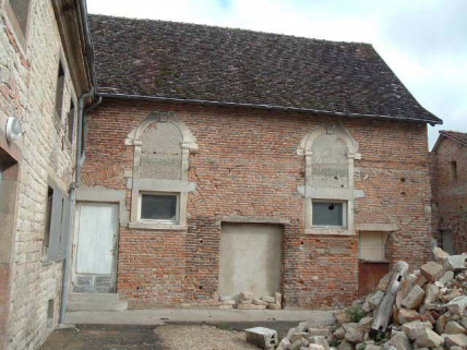 Vue générale du bâtiment de brique, peut-être ancienne salle des contagieux devenue maternité (?), cour arrière de l'ancien hôtel-Dieu © Région Bourgogne-Franche-Comté, Inventaire du patrimoine