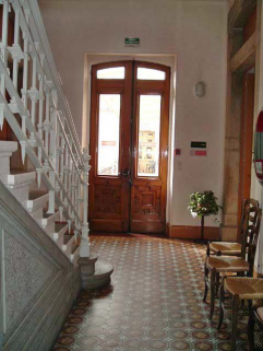 Vue générale intérieure du rez-de-chaussée, aile droite, avec escalier, carrelage et porte d'entrée. © Région Bourgogne-Franche-Comté, Inventaire du patrimoine
